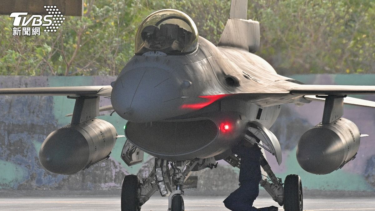 飛行官在地勤人員引導下，依序將戰機駛出機庫，迅速完成準備。（圖／胡瑞麒攝）