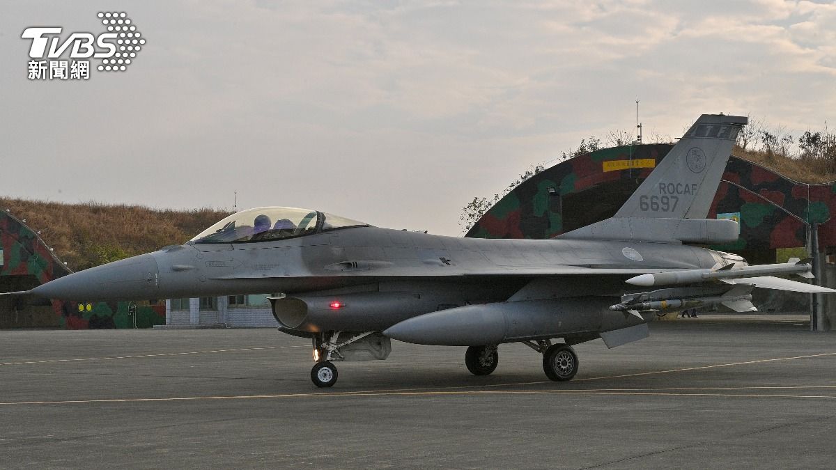 飛行官將戰機駛出機庫，待命起飛。（圖／胡瑞麒攝）