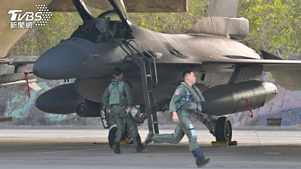 接獲緊急狀況後，飛行官與機務人員迅速奔赴機庫。（圖／胡瑞麒攝）
