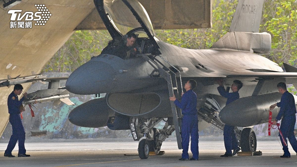 武掛人員將掛在AIM-120空對空飛彈和AIM-9M空對空攔截飛彈上的紅色安全飄帶卸除。（圖／胡瑞麒攝）