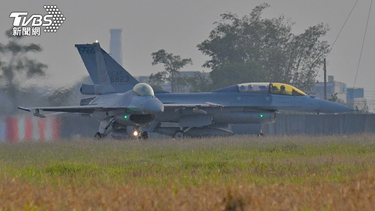 嘉義空軍4聯隊的F16V示範緊急升空，不分晝夜守護台海領空。（圖／胡瑞麒攝）