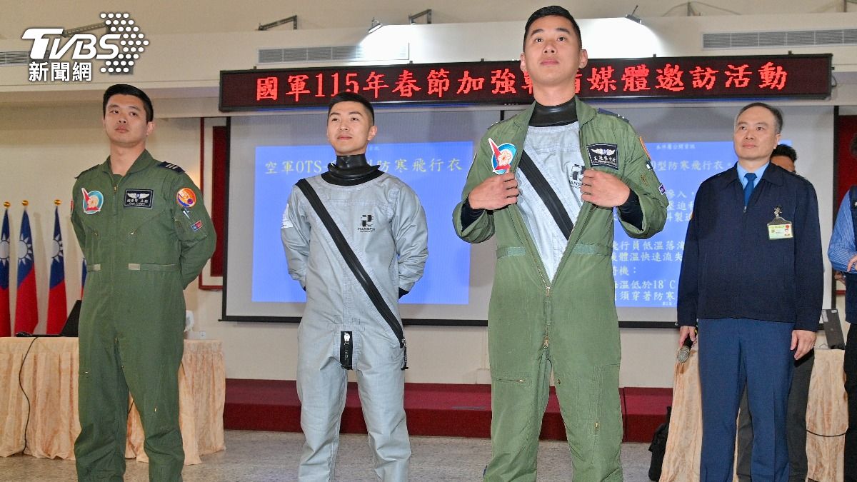 空軍4聯隊介紹OTS-600防寒飛行衣。（圖／胡瑞麒攝）