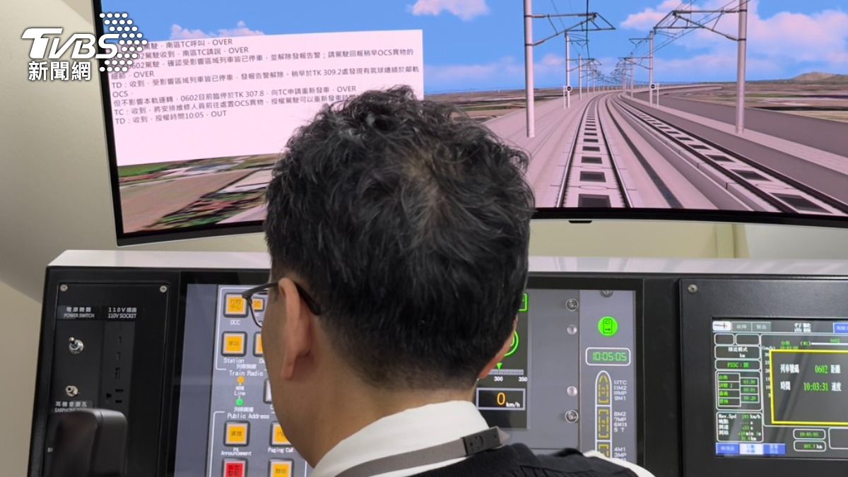 依照高鐵列車駕駛的訓練規定，除定期複訓外，每年需完成9次模擬機訓練。（圖／陳昫蓁攝）