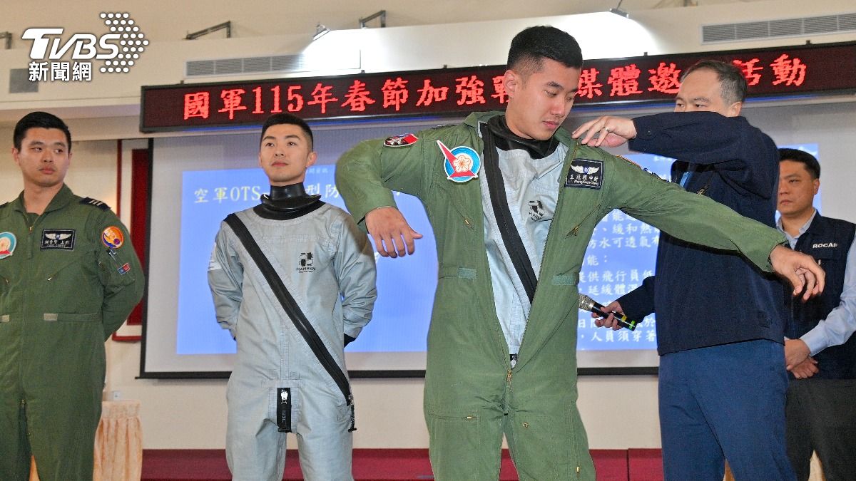 防寒飛行衣提供14種尺寸，使飛行員能依照身型套量。（圖／胡瑞麒攝）