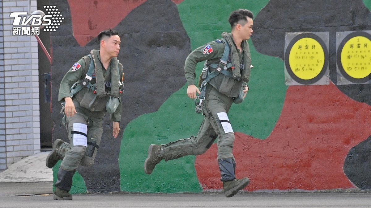 兩位飛行員從待命室衝向停放戰機的機庫。（圖／胡瑞麒攝）