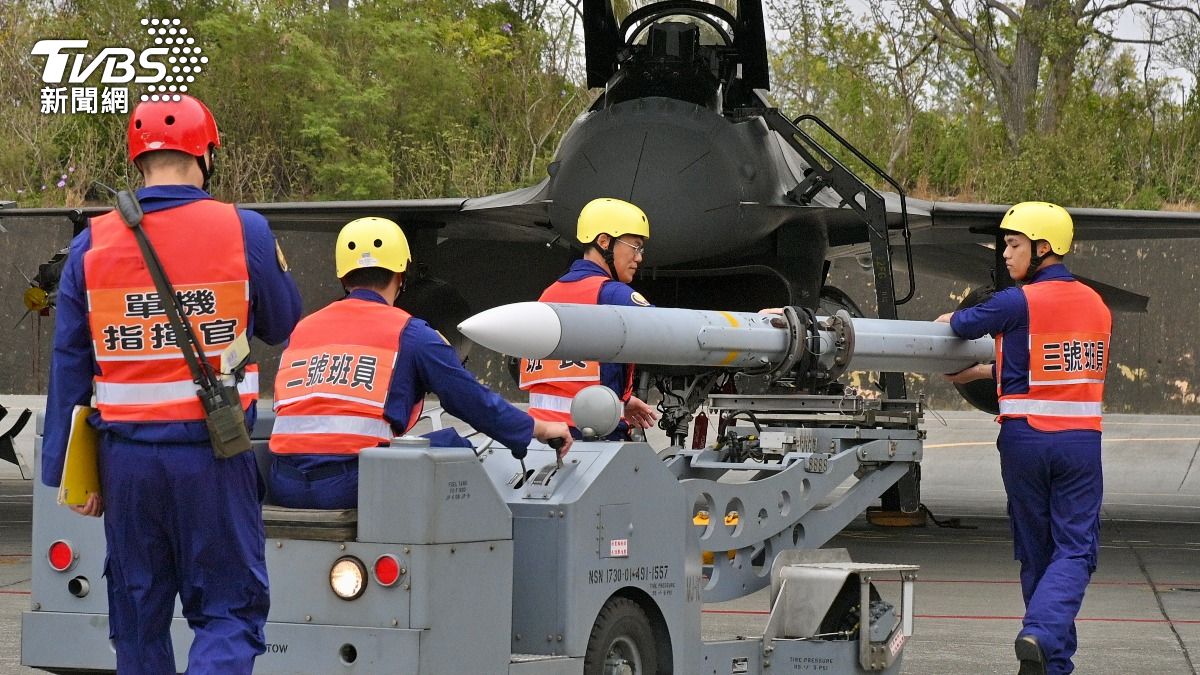 F-16戰機執行潛力裝掛作業，在時限內完成AIM-120主動式中程雷達導引空對空飛彈掛載。（圖／胡瑞麒攝）