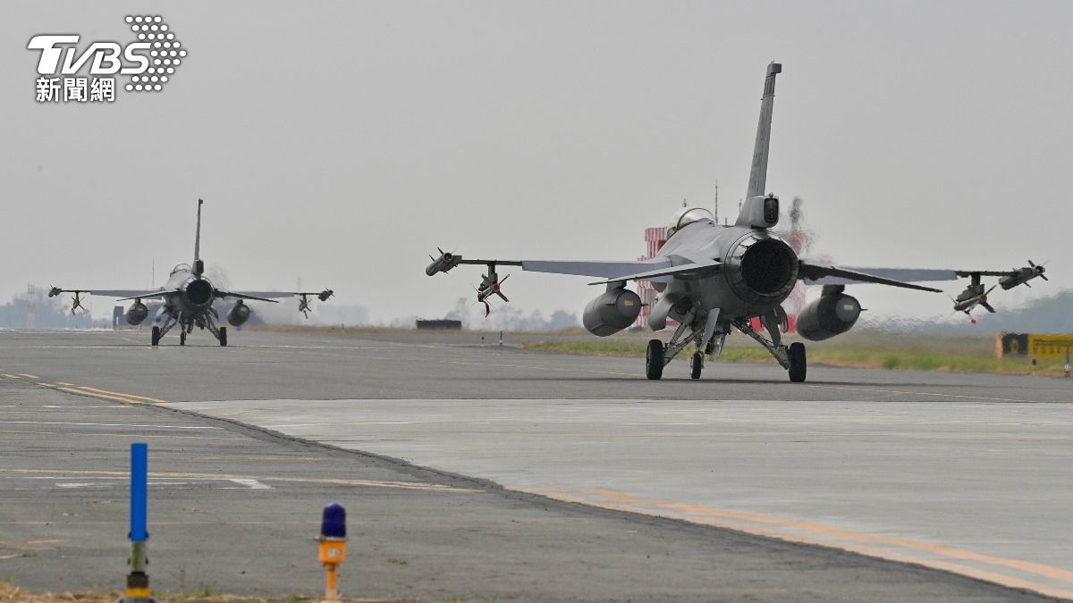 F-16戰機執行潛力裝掛作業後升空進行戰鬥空中巡邏（CAP）任務。（圖／胡瑞麒攝）