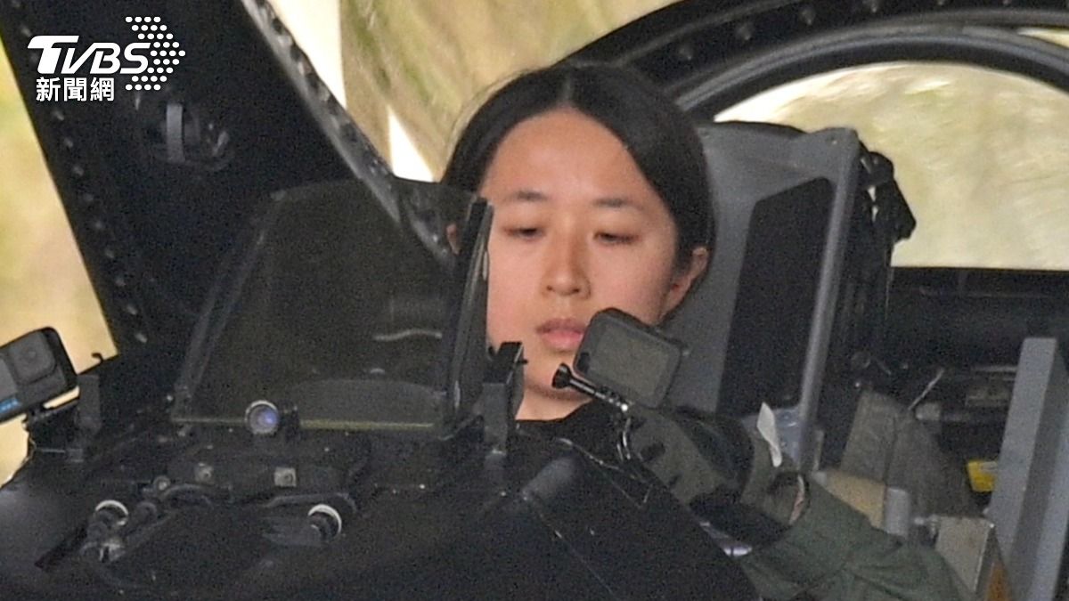 空軍飛官陳怡慈上尉，飛行前進入座艙進行檢查。（圖／胡瑞麒攝）