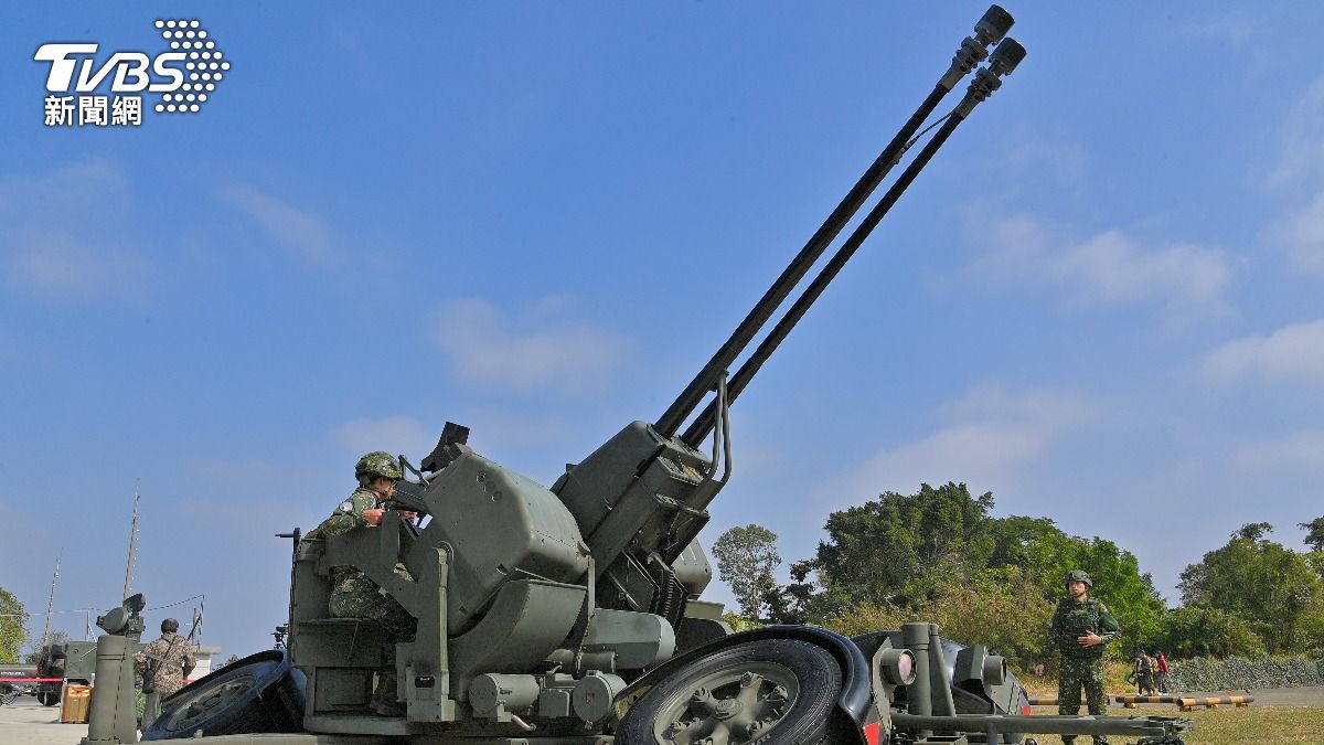 空軍第四聯隊架設35快砲進行防空緊急程序演練。（圖／胡瑞麒攝）