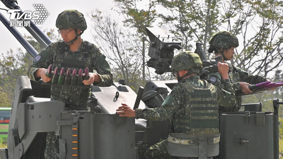 三五快砲裝彈警戒。（圖／胡瑞麒攝）