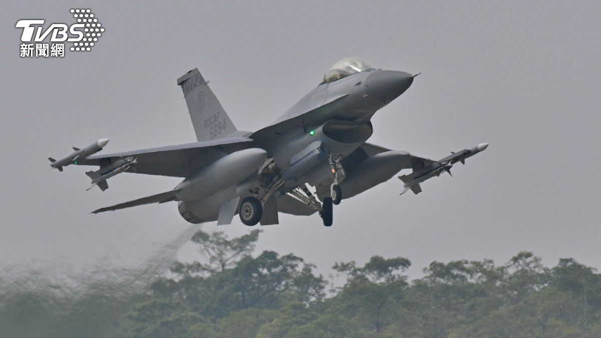 F16V拉升起飛。（圖／胡瑞麒攝）
