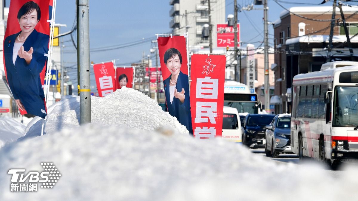 日本北海道札幌市街頭滿是積雪，眾議院投票日抗寒也成為挑戰。（圖／達志影像美聯社）