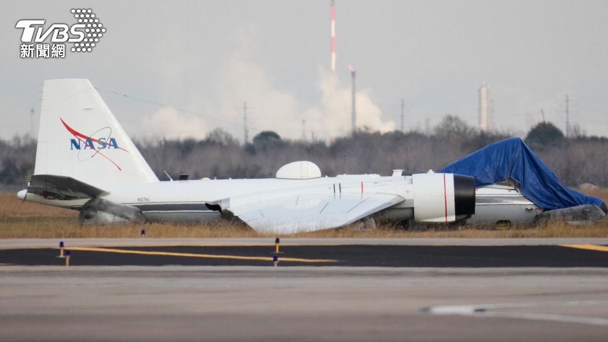 美國NASA一架飛機27日在德州休士頓艾靈頓機場機腹著陸起火。(圖/達志影像美聯社)