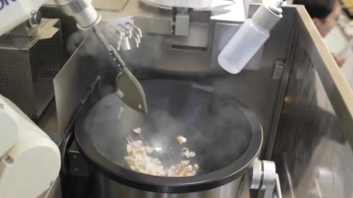 機器人大廚整合多位名廚動作數據。(圖/央視)