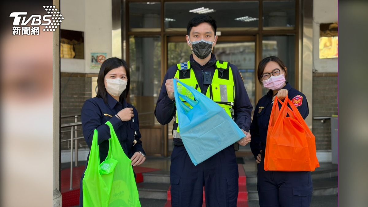 台中警攔阻違規給亮光 送「螢光袋」守護行人安全