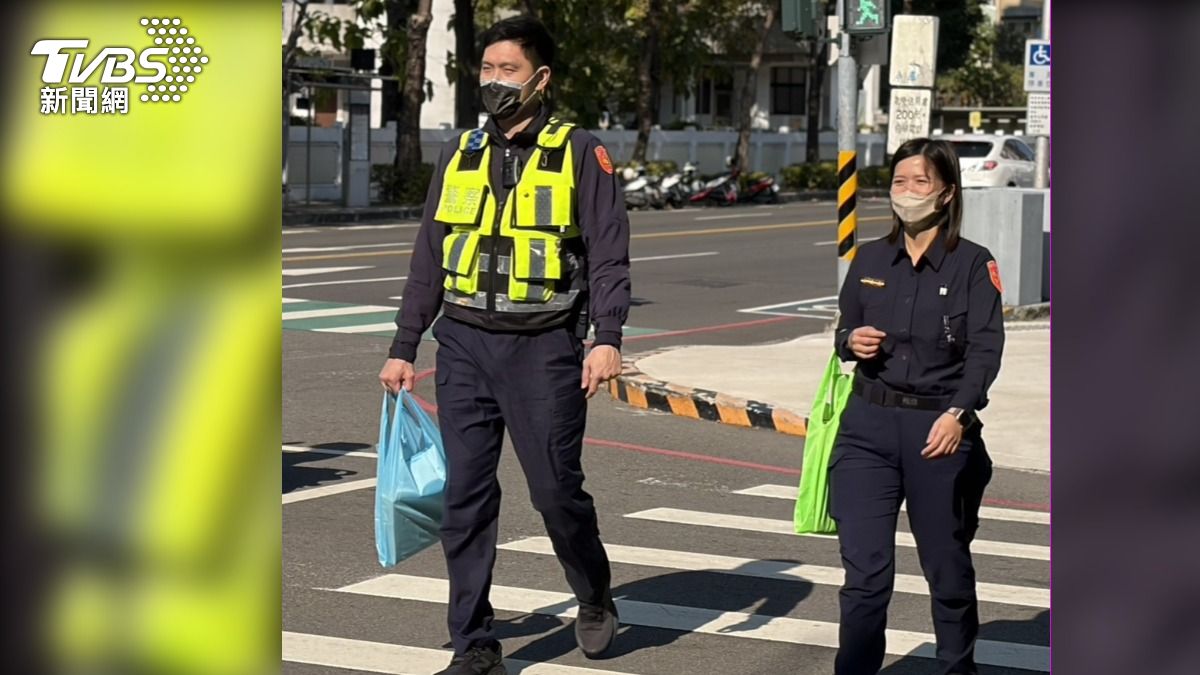 台中警攔阻違規給亮光　送「螢光袋」守護行人安全(圖／台中市警一分局提供)