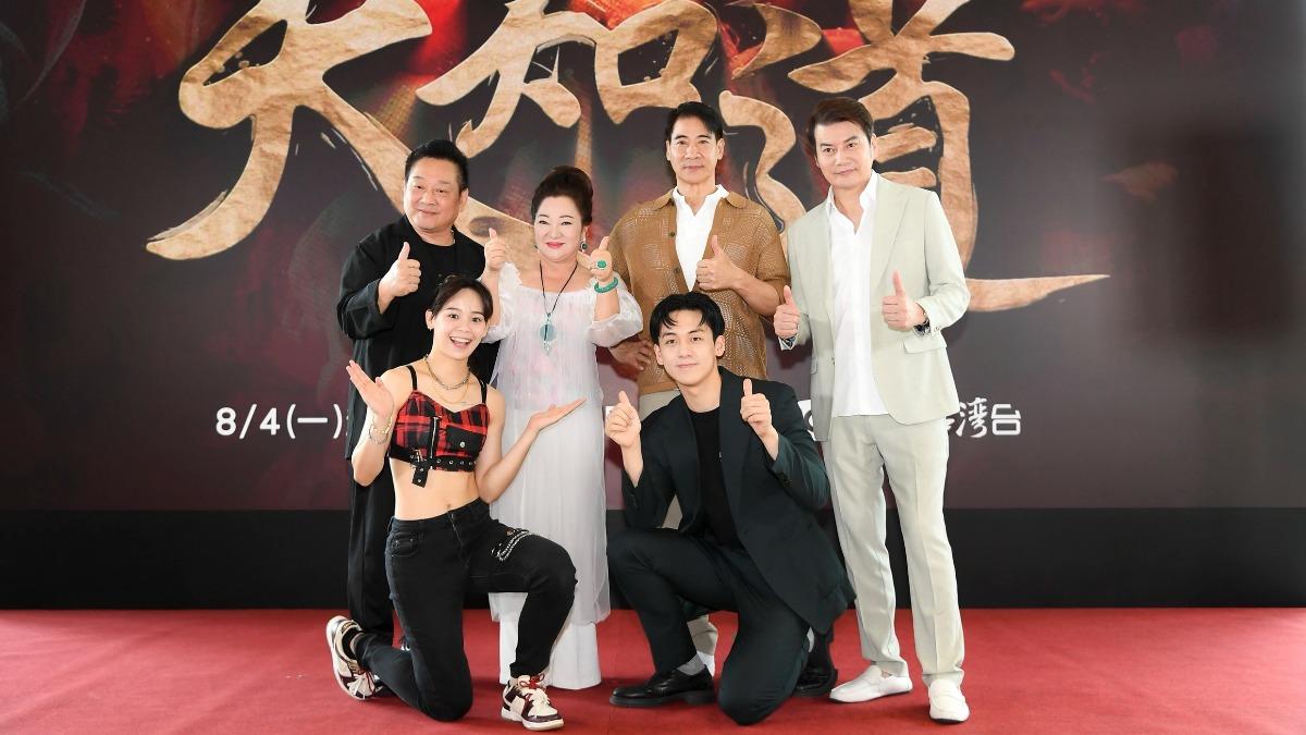 胡子萱(前排左起)、寶弟、林義芳(後排左起)、白冰冰、翁家明、倪齊明演出的《天知道》去年收視創佳績。(圖/長興影視提供)