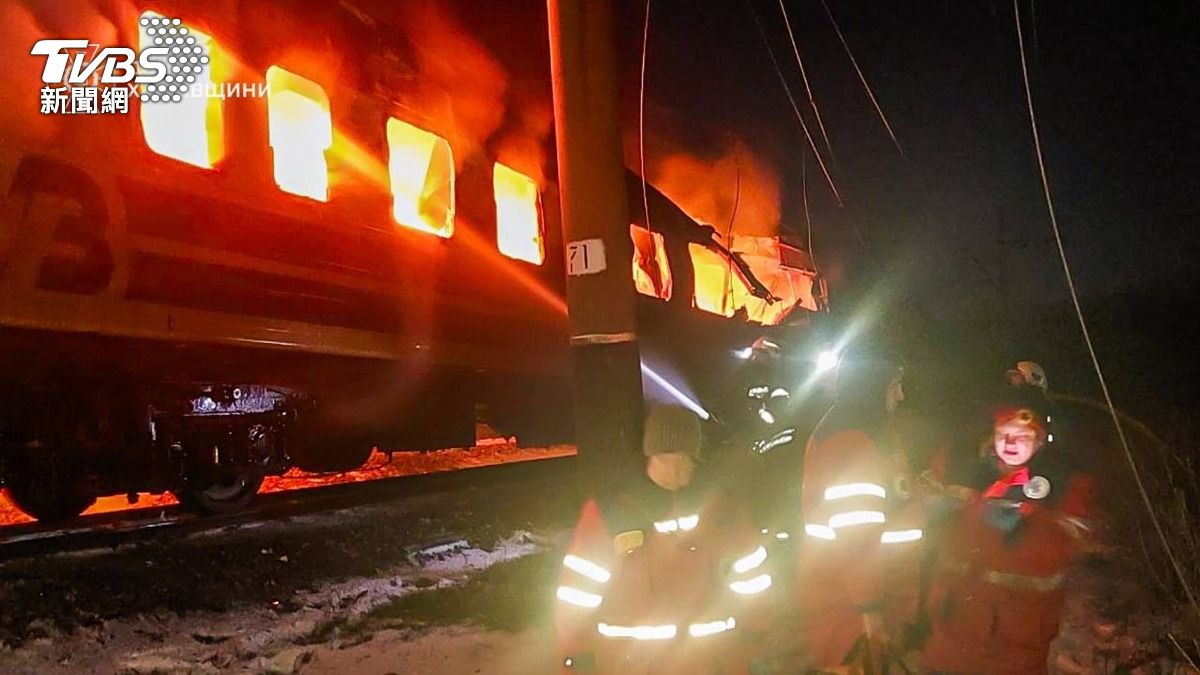 烏克蘭哈爾科夫一列客運火車27日遭俄羅斯無人機攻擊釀成5死。（圖／達志影像美聯社）