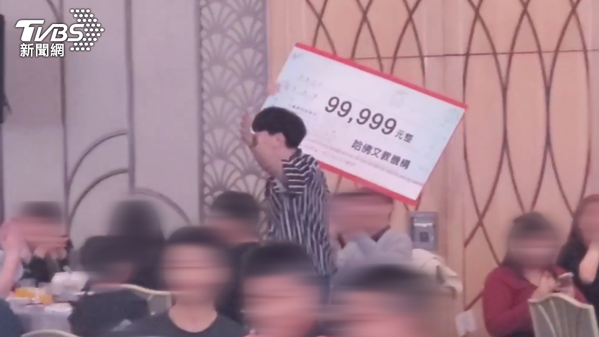 這位幸運兒高舉中獎支票,一邊尖叫一邊跑下台,連續擁抱了幾名同事,興奮之情溢於言表。(圖/TVBS)