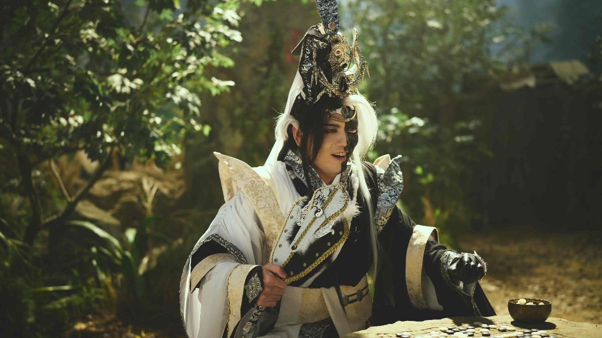 玖壹壹春風在片中飾演「黑白郎君」,抱著爛臉也要演的決心。(圖/麻吉砥加提供)