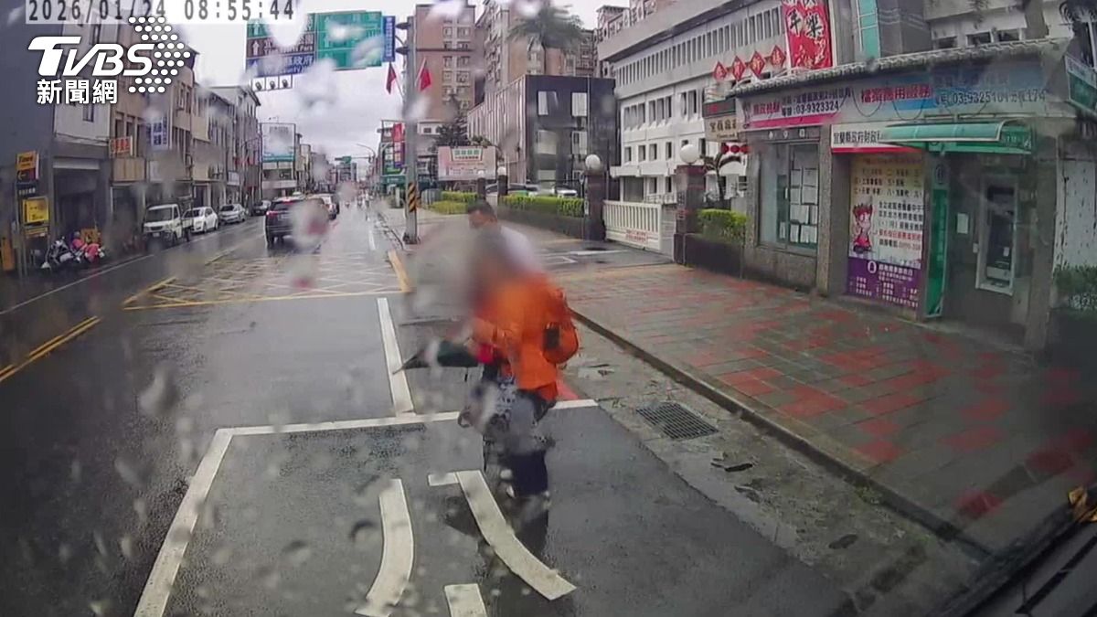 客運司機暖心下車護送長者至醫院。(圖/TVBS)