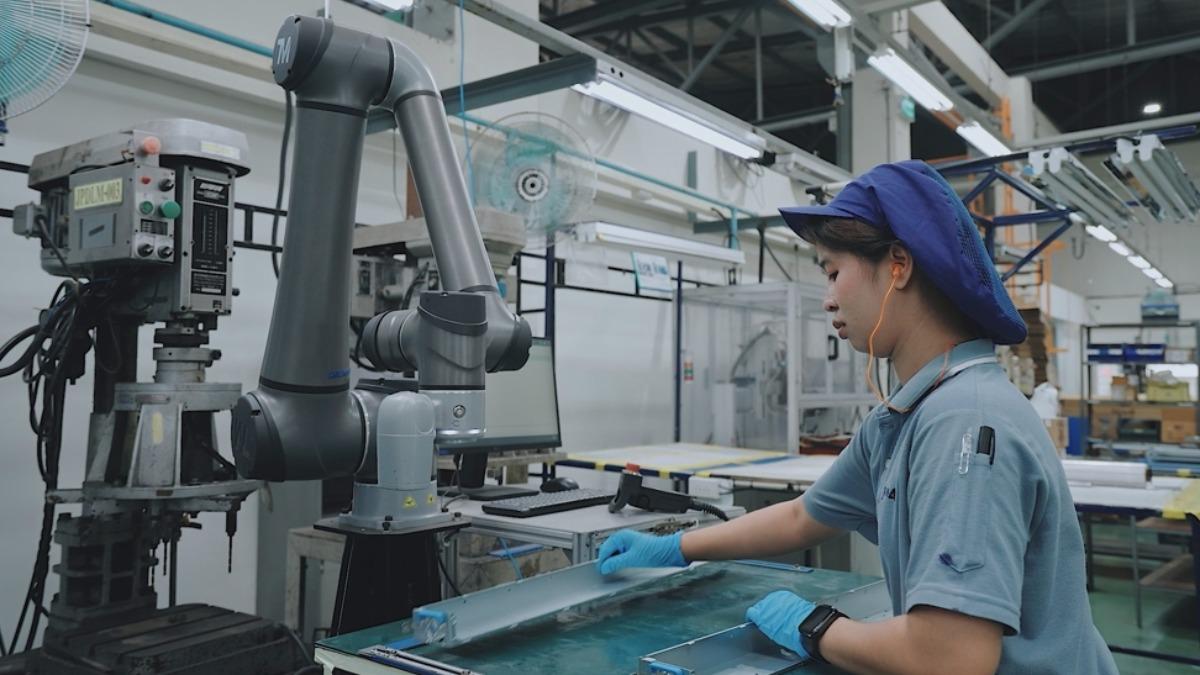 經寶精密導入近50台達明內建AI視覺的協作機器人。(圖／達明機器人提供）