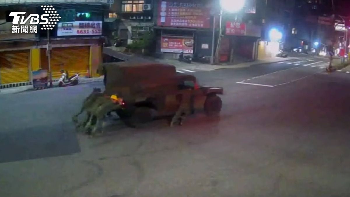 陸軍悍馬車機械故障,6軍人徒手上坡路段推車近50公尺。(圖/TVBS)
