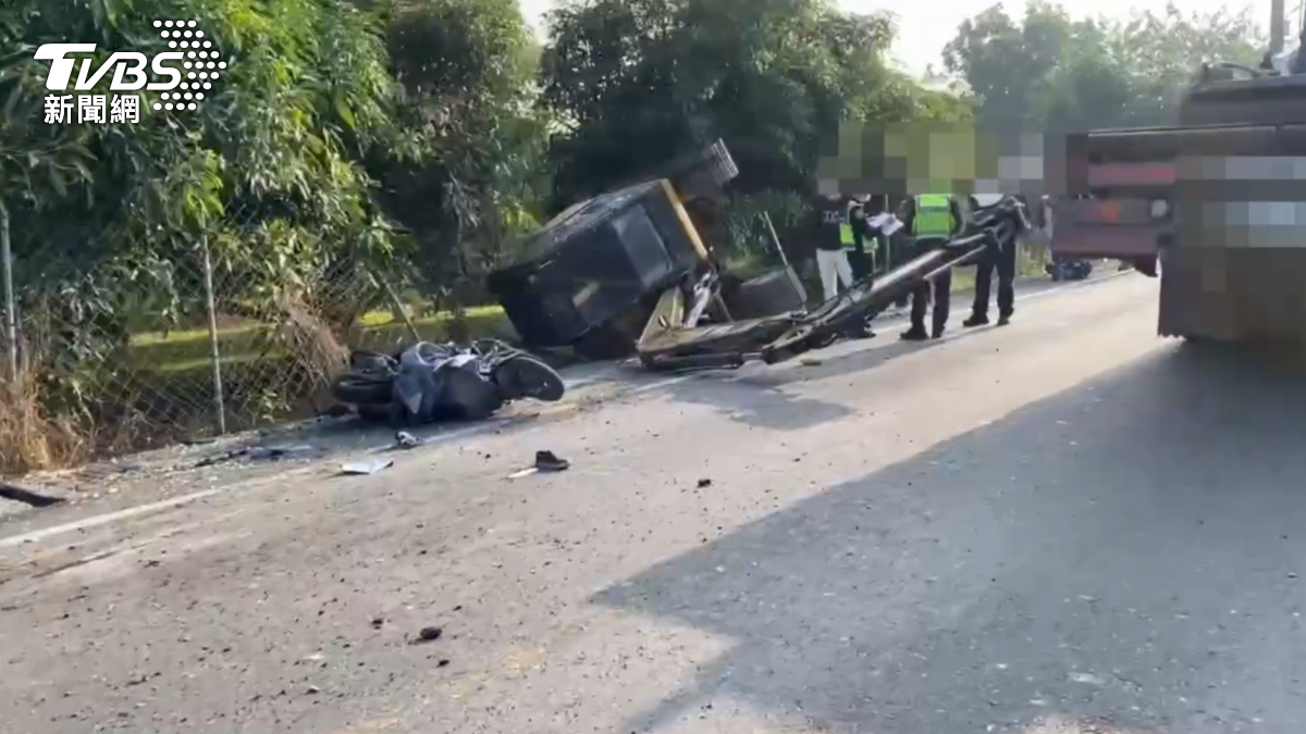 大貨車駕駛，開著拖板車載運5噸怪手，沒想到經過彎道時，怪手不慎掉落，砸中對向的機車騎士，導致騎士當場失去生命跡象。（圖／TVBS）
