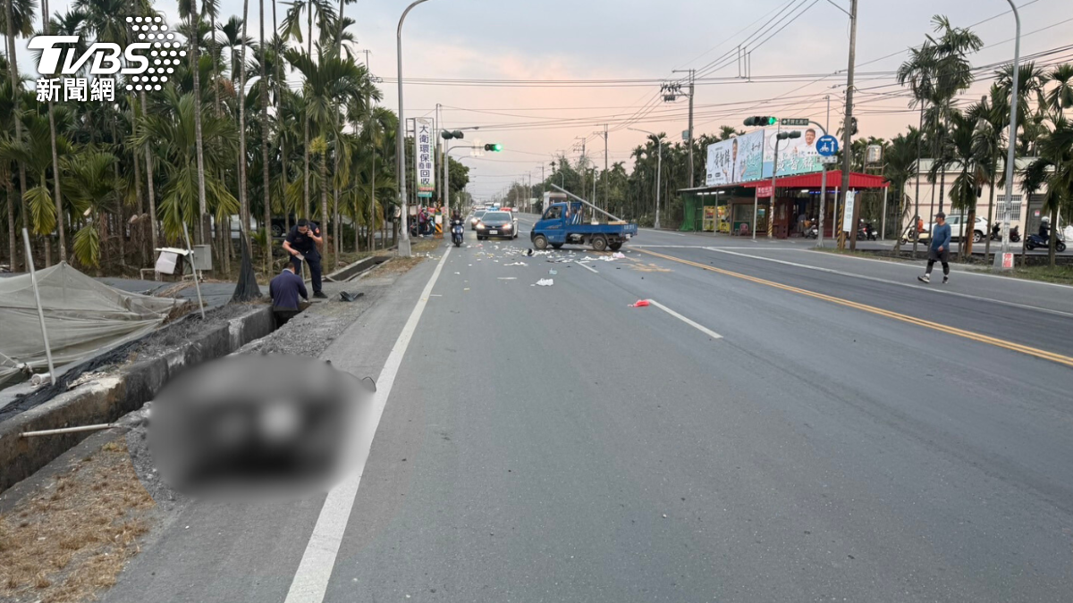 車禍現場一片狼藉,71歲婦人已經失去意識,緊急送醫仍然宣告不治身亡。(圖/TVBS)