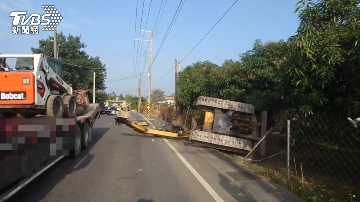拖板車載運5噸怪手和山貓，準備前往沿山公路進行道路工程，但因未將怪手綁好。（圖／TVBS）