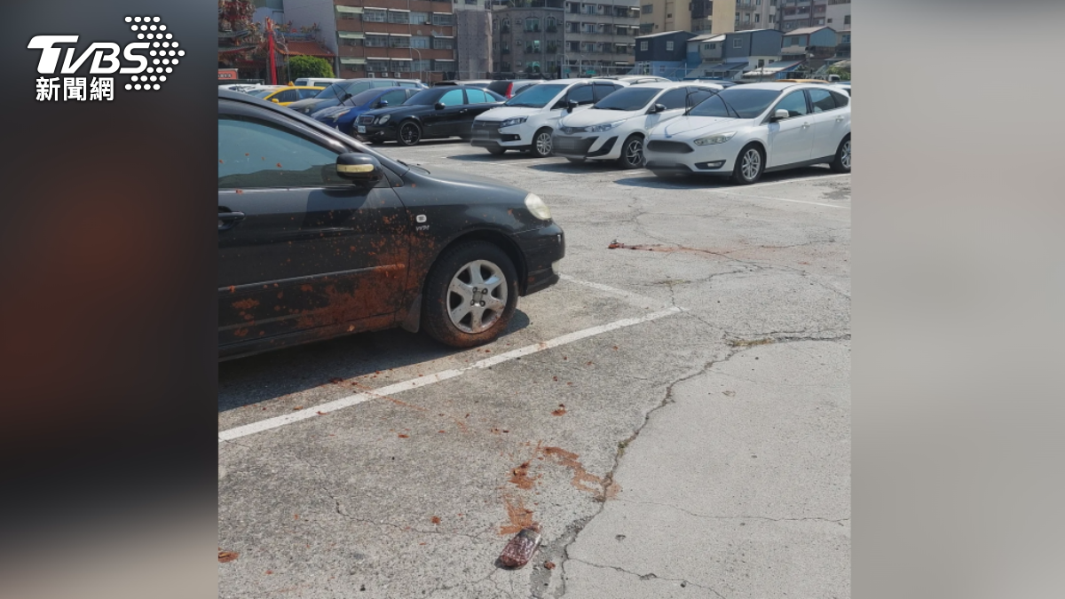 高雄一處停車場，近日遭怪客亂丟裝滿檳榔汁的寶特瓶，害得多名車主輾過爆開，車身上全都染上檳榔汁。（圖／翻攝Threads_bmhof633）