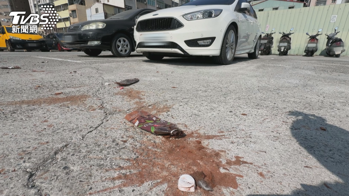 受害車主表示，現場很多台車都有同樣情況，地上散落著寶特瓶，整部車開出去後才發現全是檳榔汁。（圖／TVBS）