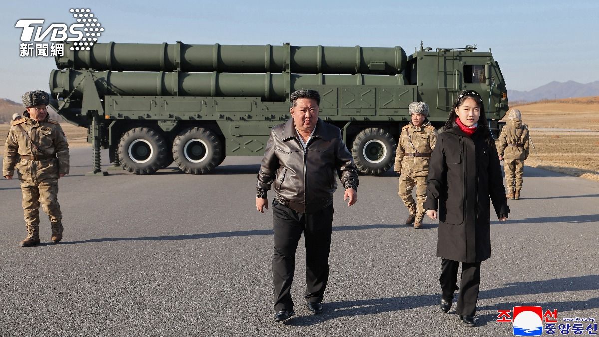 北韓領導人金正恩視察飛彈試射。(圖/達志影像美聯社)