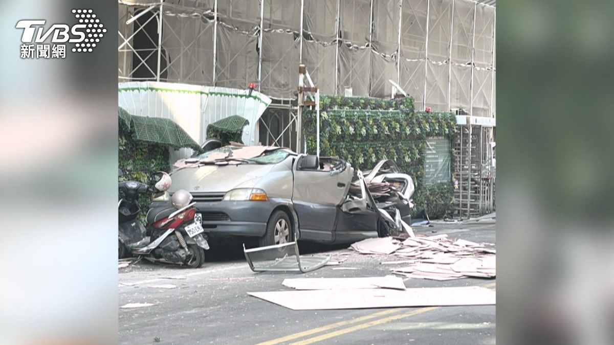 11樓500kg建材墜落!廂型車「秒變敞篷」 時速90撞擊力達30噸。(圖/TVBS)