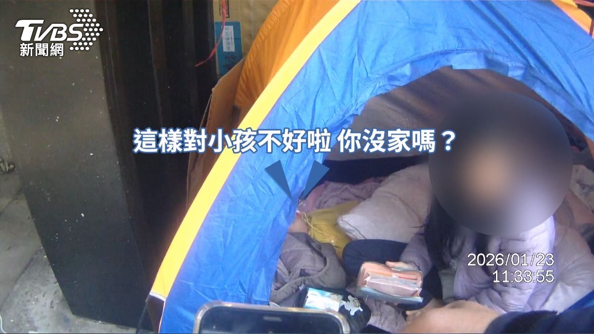 被房東趕出來!一家三口「公園搭帳篷住4天」 1歲嬰睡廁所旁。(圖/TVBS)