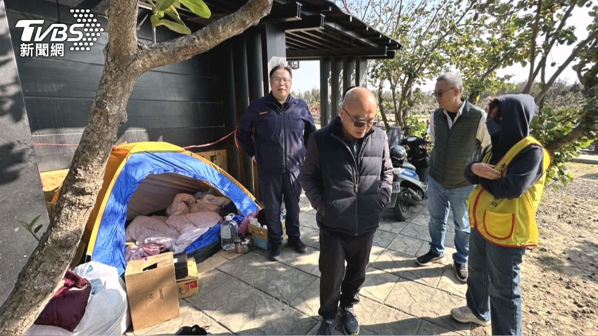 父母帶1歲幼兒露宿公園4天!一家三口遭房東趕。(圖/TVBS)