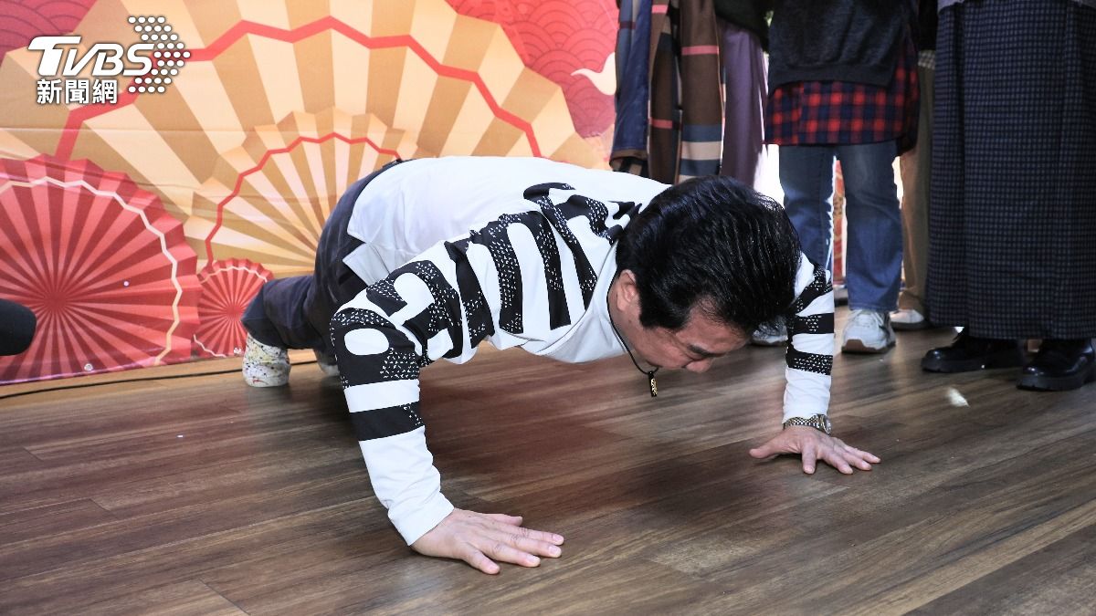 高群在現場做伏地挺身。（圖／張哲鳴攝）