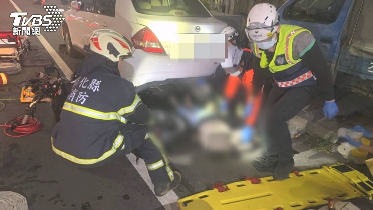 女騎士擦撞重機「滑行卡進車底」!消防11分鐘神速救援送醫。(圖/TVBS)