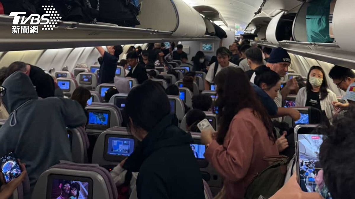 全部乘客下飛機重新檢查。(圖/讀者提供)