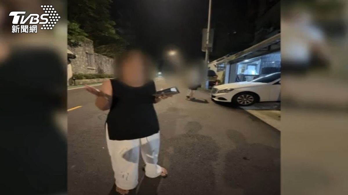 鄰居控訴飼主長年不繫繩,放任狗群遊蕩攻擊路人。(圖/TVBS)