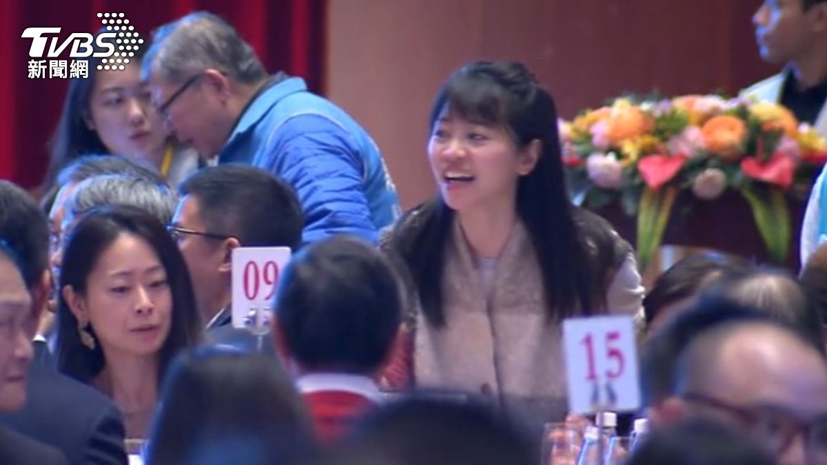 拜託王世堅選台北市長,高嘉瑜笑稱要去他家「唱三天三夜」。(圖/TVBS)