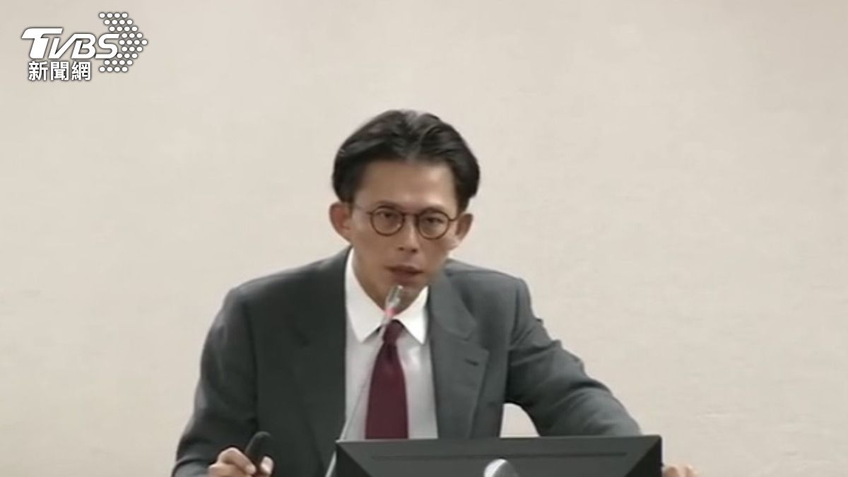 黃國昌酸陳菊假單讓人羨慕，250個工作天可請完65天假。（圖／TVBS）
