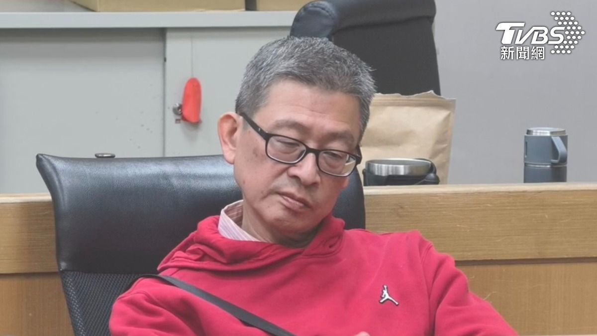 時任關島台北經濟文化辦事處秘書盧啟章以5萬元交保。（圖／TVBS）