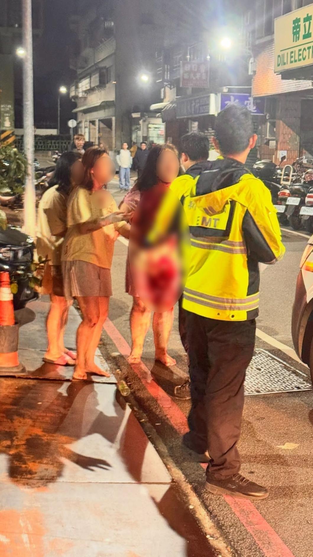 葉女及兩名女兒的衣服上沾染大片血跡。(圖/ahdj999提供)