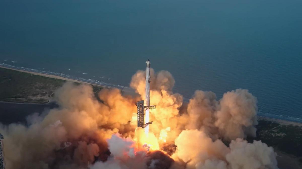 SpaceX下一代星鏈計畫甫獲核准,隨即又接下美國太空軍、總值7.39億美元、五次發射任務、共44枚軍用衛星的發射合約。一連串發展,也帶動全球的低軌衛星概念股投資熱。(圖/SpaceX)