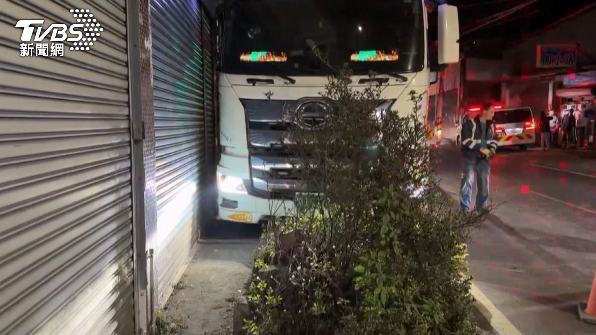 砂石車在撞上電桿後,差一點再衝撞進民宅,所幸最後一刻及時停下。(圖/TVBS)