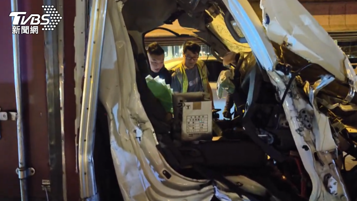 小貨車車頭毀損嚴重。（圖／TVBS）