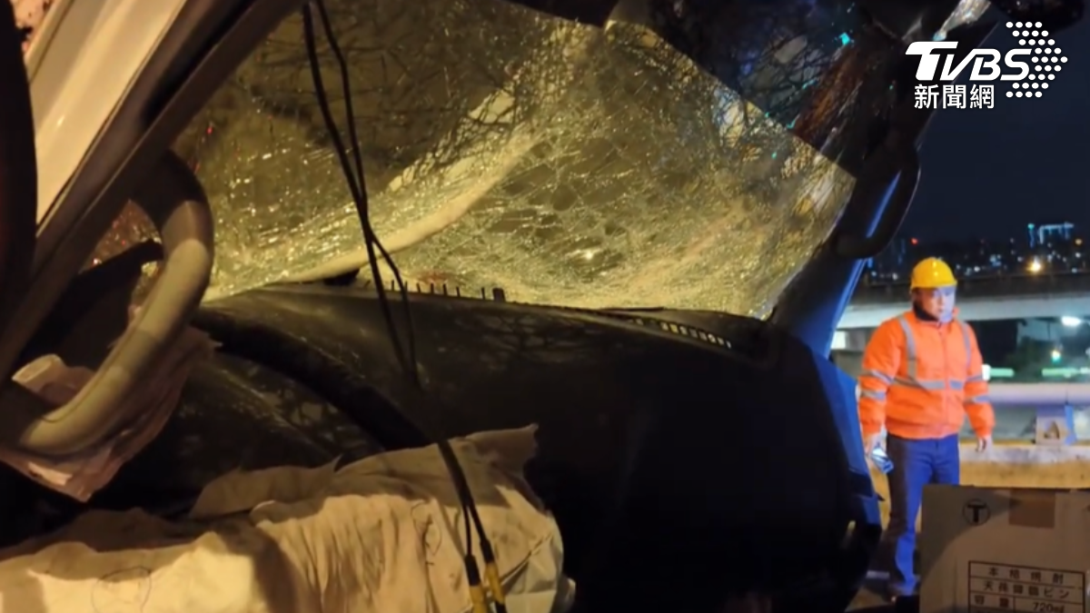 小貨車車頭毀損嚴重。（圖／TVBS）