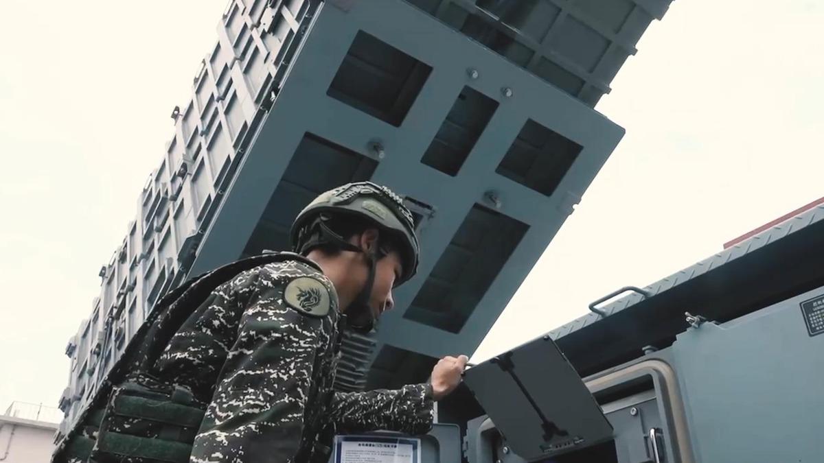 濱指部成編後,海峽中線到濱海地區的接戰任務,則交由岸置反艦飛彈部隊與相關觀通單位負責,並由專責指揮部統合,設計訓練、準則與戰術。(圖/軍聞社)