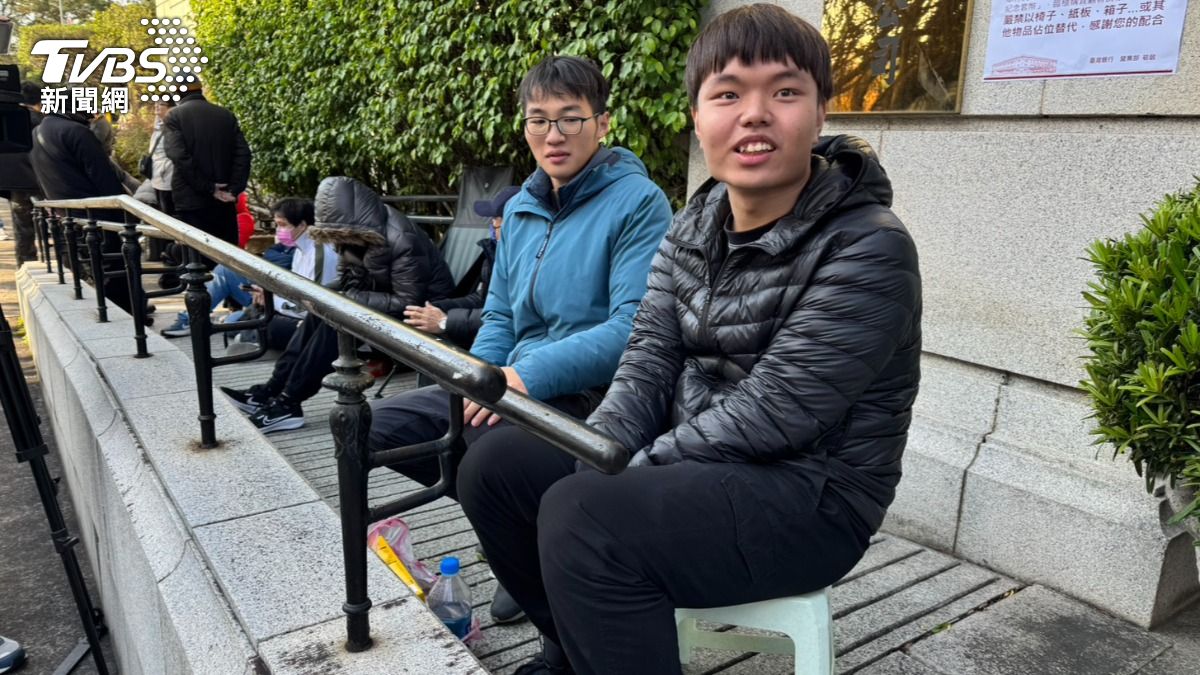大二的莊同學、許同學凌晨一點就來排隊買馬年套幣,自備椅子和零食。(圖/謝佩穎攝)